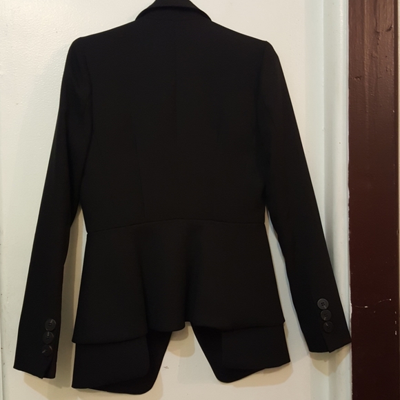 A black blazer made in Korea. - Picture 4 of 7